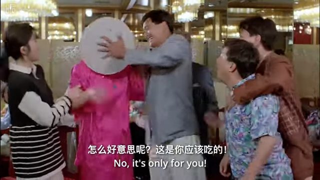 梁珊在戲中被周潤發捉弄。