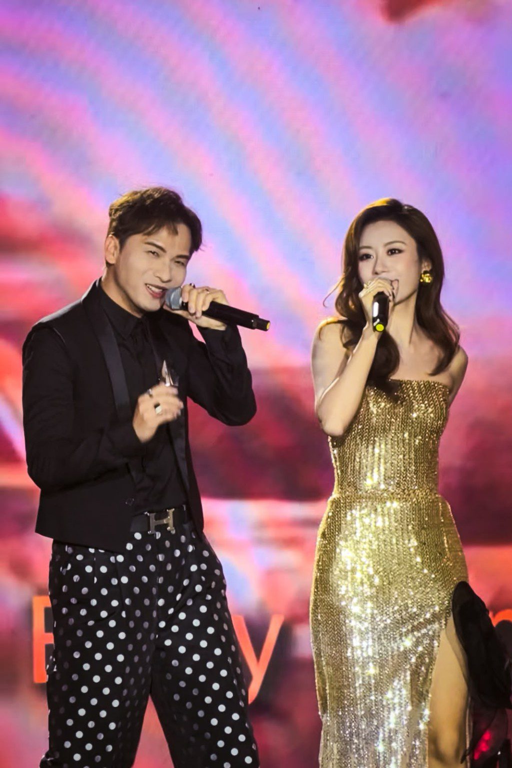 周吉佩與《中國好聲音》冠軍伍珂玥攜手,演繹一系列經典粵語金曲。