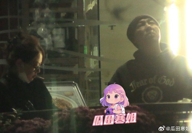張衞健與張茜近日被網民拍到在餐廳外吸煙。（微博圖片）