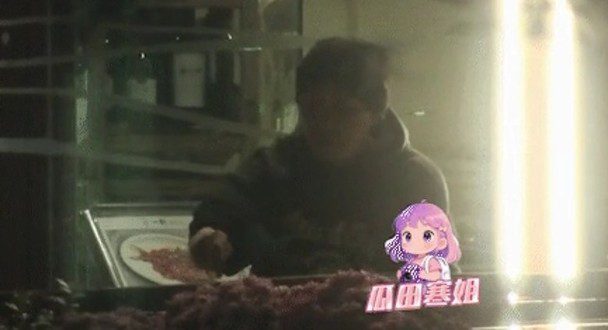 影片中張衞健被發現將煙頭丟向身旁的花盆。（微博圖片）