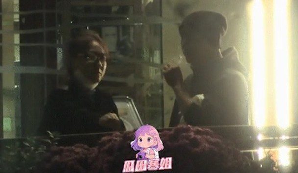 張茜隨後也有類似動作，引來網民批評。（微博圖片）
