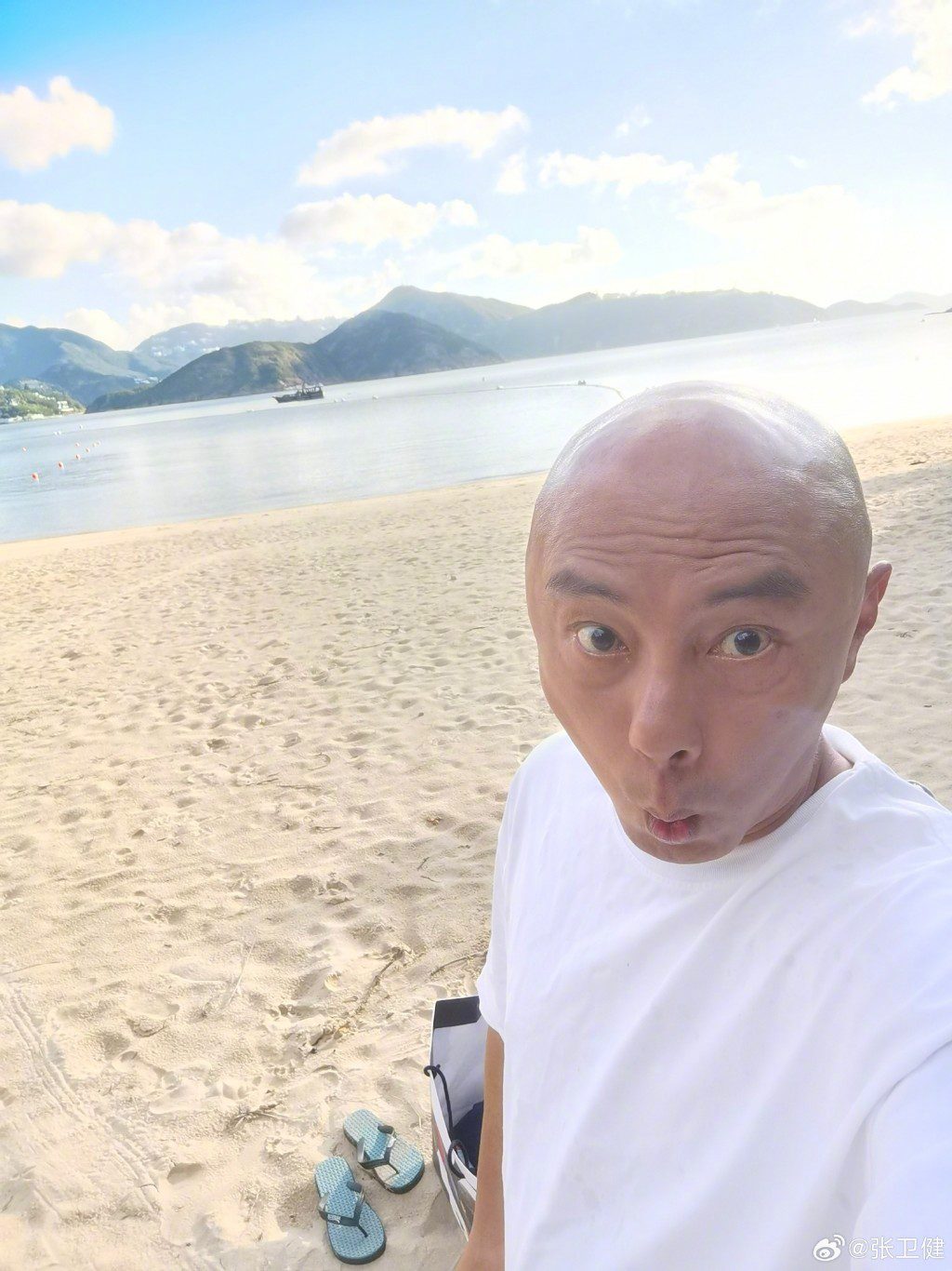 張衞健指花槽外其實設有煙灰缸。