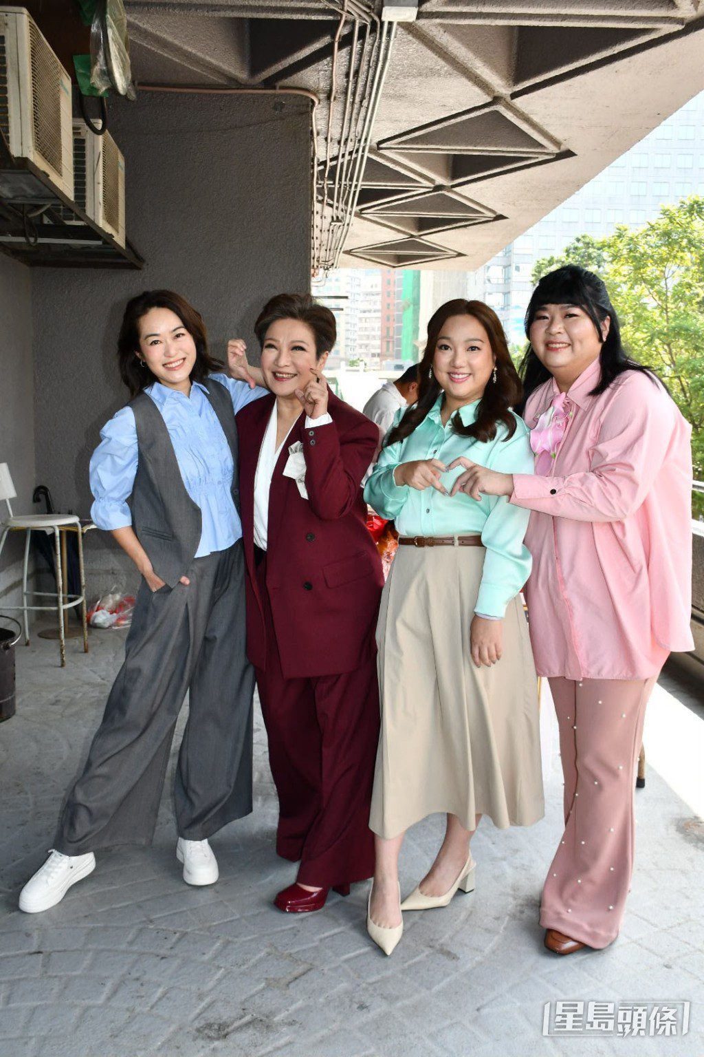 梁嘉琪、劉雅麗、妹頭及張錦霞出席《辦公室劇后》拜神儀式及總綵排。