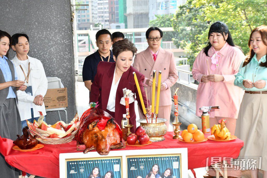 劉雅麗在拜神儀式上誠心上香。