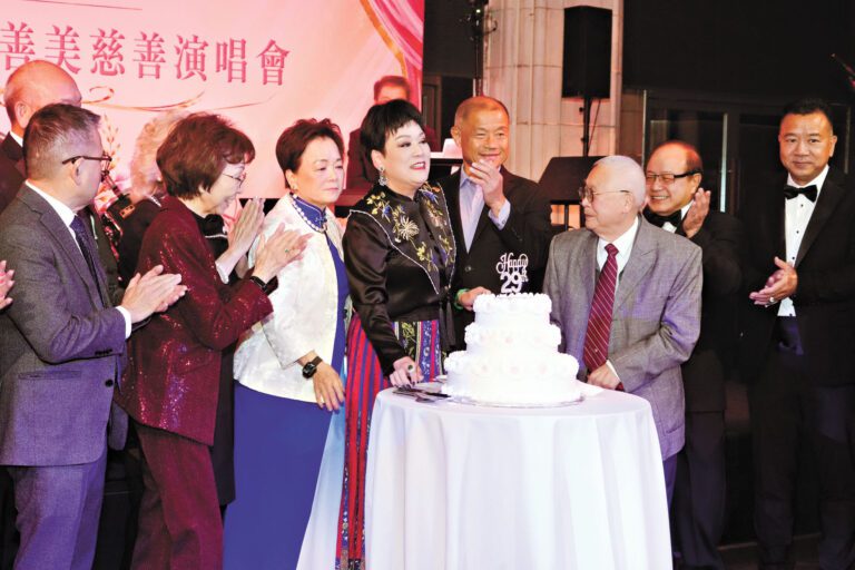 紐約華人善終基金會歡慶29周年舉行的「社區好友携手歌頌真善美慈善籌款演唱會晚宴」，獲市政官員、商界翹楚、僑團領袖五百餘人到賀，各來賓與陳麥潔明董事長及各董事合切慶生蛋糕。