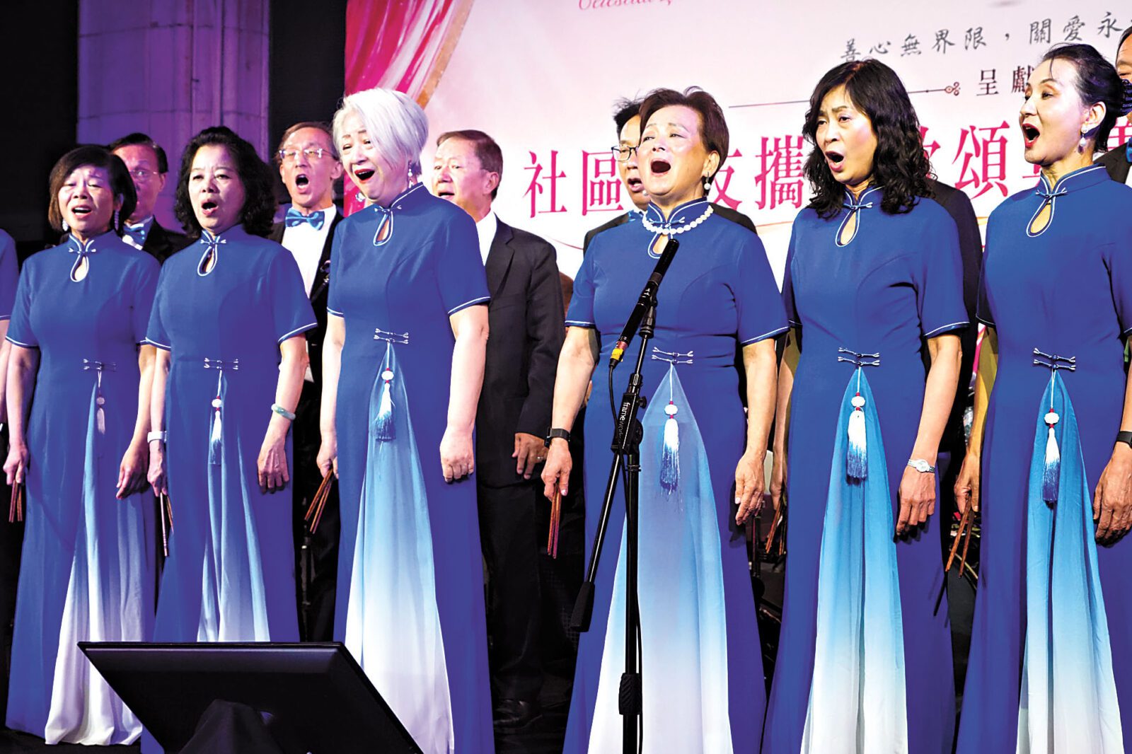 紐約華人善終基金會歡慶29周年舉行的「社區好友携手歌頌真善美慈善籌款演唱會晚宴」,宴會上紐約中國民歌藝術合唱團負責人甘台甯率領該合唱團献唱多首名曲。