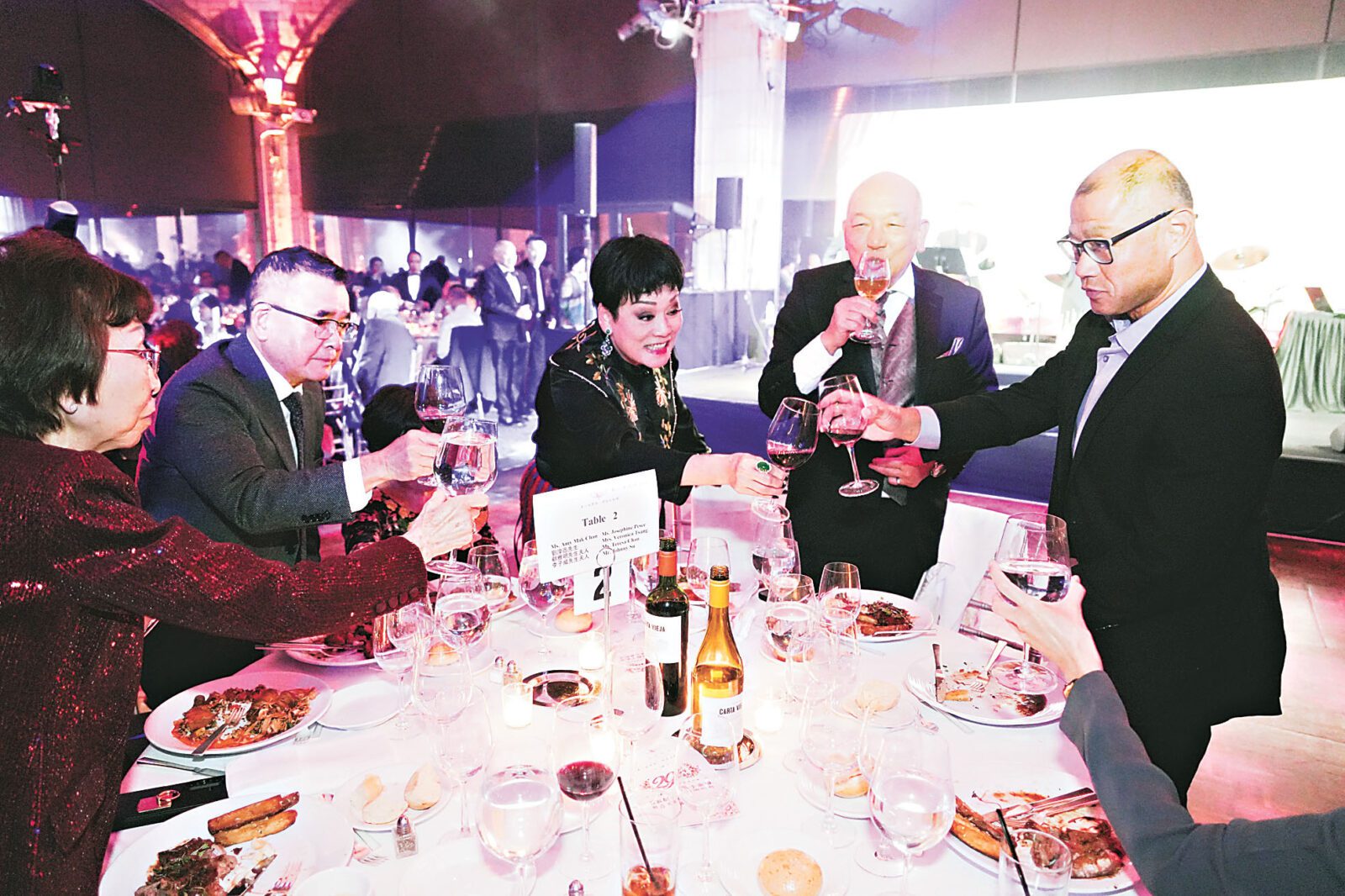 華人善終基金會陳麥潔明創會主席、麥沛榮會長在籌款晚宴中向州議員劉醇逸、前市議員顧雅明祝酒。