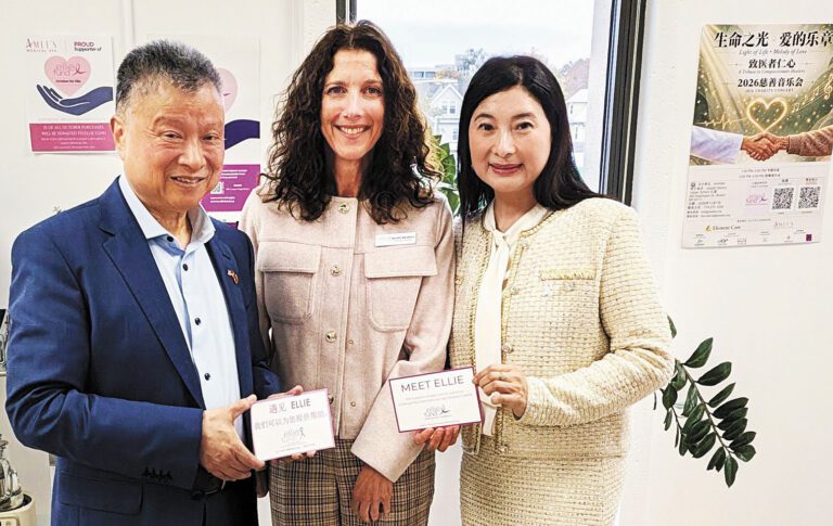 吳皓方柳君夫婦同愛麗基金會代表（中）合影。 李強攝