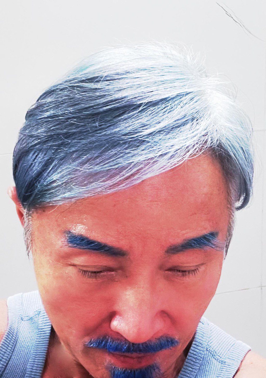 周啟生受訪時曾指姜濤翻唱《追》缺乏感情,建議他找老師學唱歌。