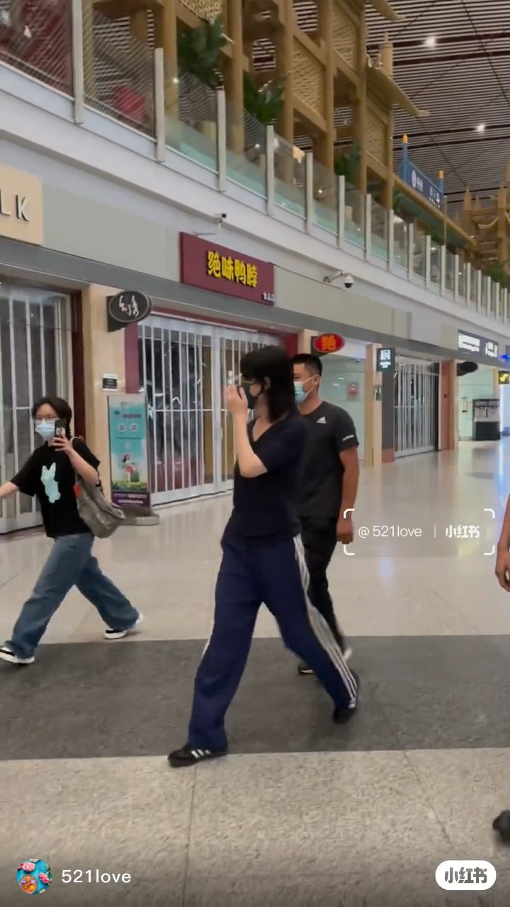 即使被熱情粉絲包圍,王菲的心情似乎依然不錯。
