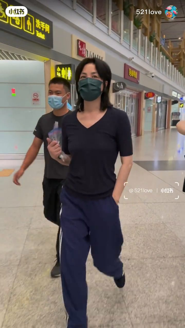 王菲一如以往戴上口罩,但雙眼流露出笑意。