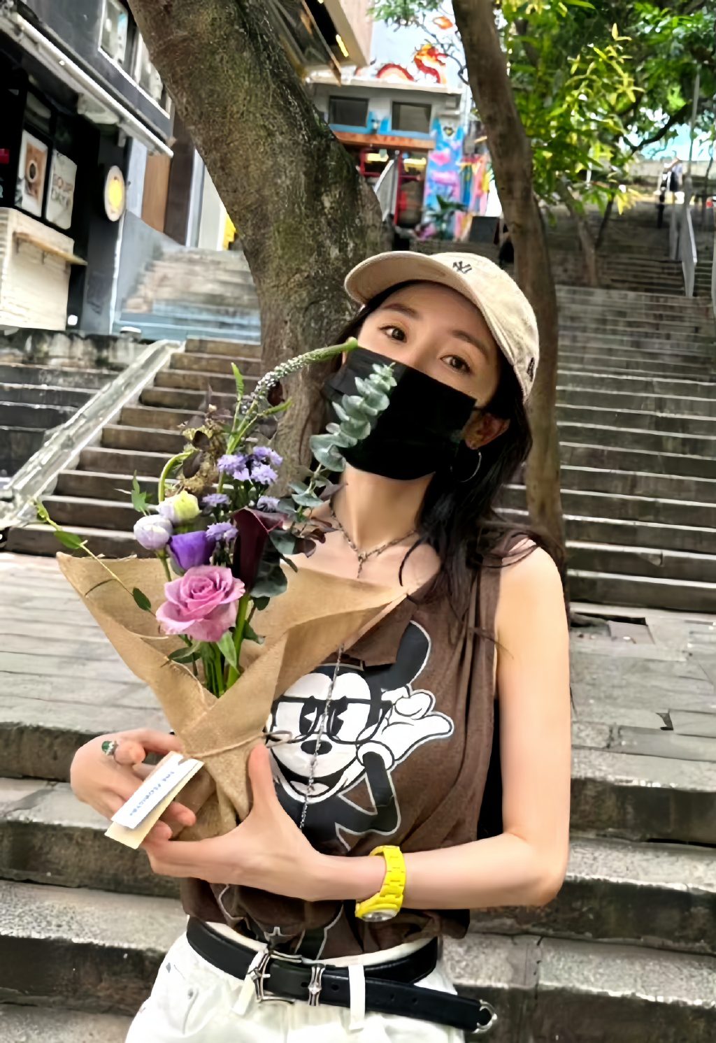 楊冪被指經常來港探望女兒。