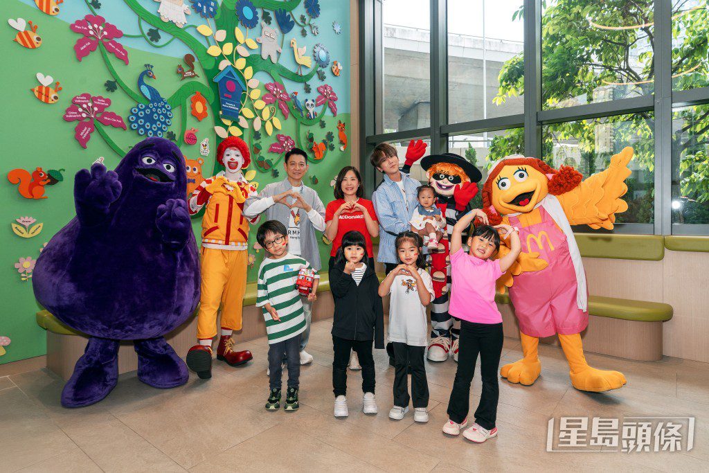 劉德華、姜濤與香港麥當勞行政總裁黎韋詩曾親身探訪,問候入住病童家庭。
