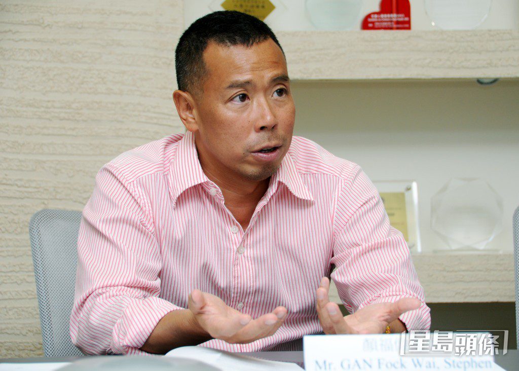 顏福偉是白花油藥廠創辦人顏玉瑩的兒子。