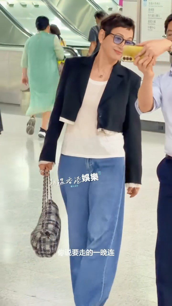有途人邀請余安安合照。