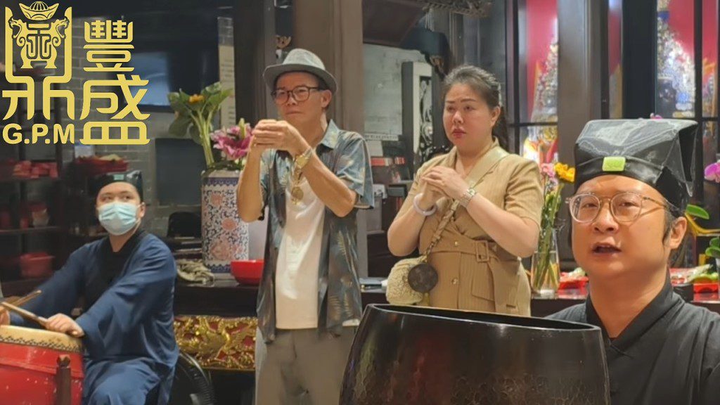 梅啟明與未婚妻May May拍攝影片,記錄為梅媽打齋的過程。
