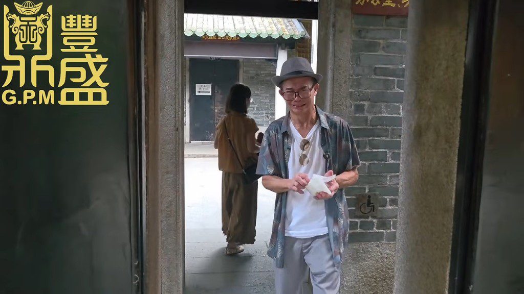 梅啟明拿出紙巾擦拭眼淚。