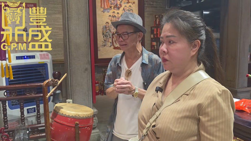 梅啟明為梅媽打齋的影片,採用了多角度拍攝。