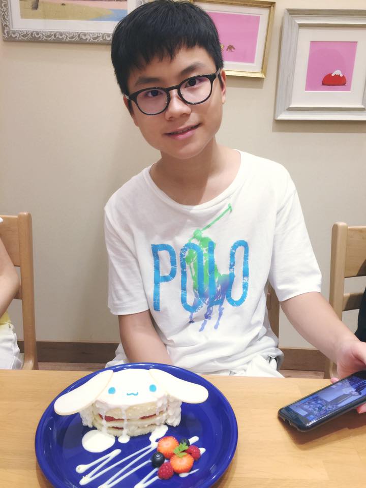 陳子樂戴眼鏡時顯得斯文。