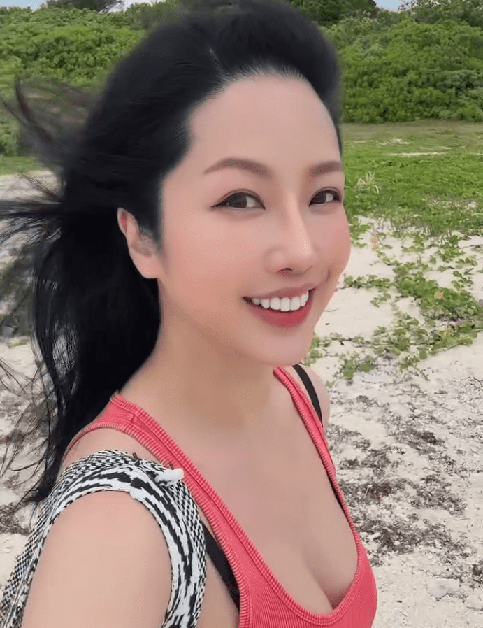 崔碧珈以自拍影片展現性感一面。