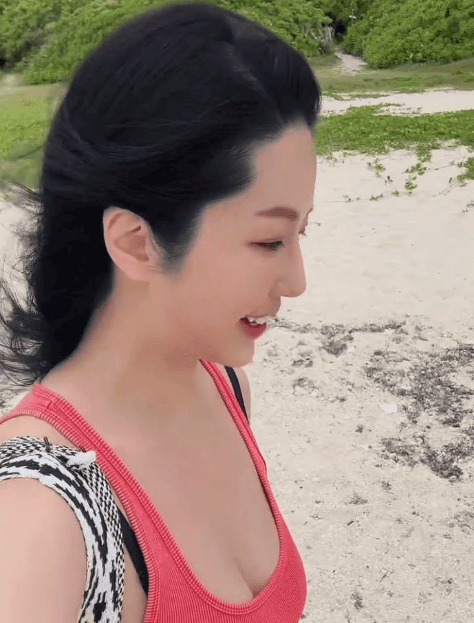 因步道顛簸,崔碧珈的上圍自然晃動。