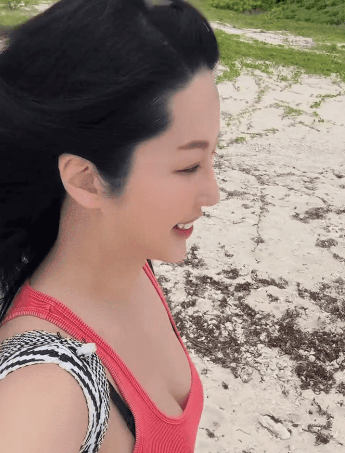 崔碧珈採用從下而上的角度自拍。
