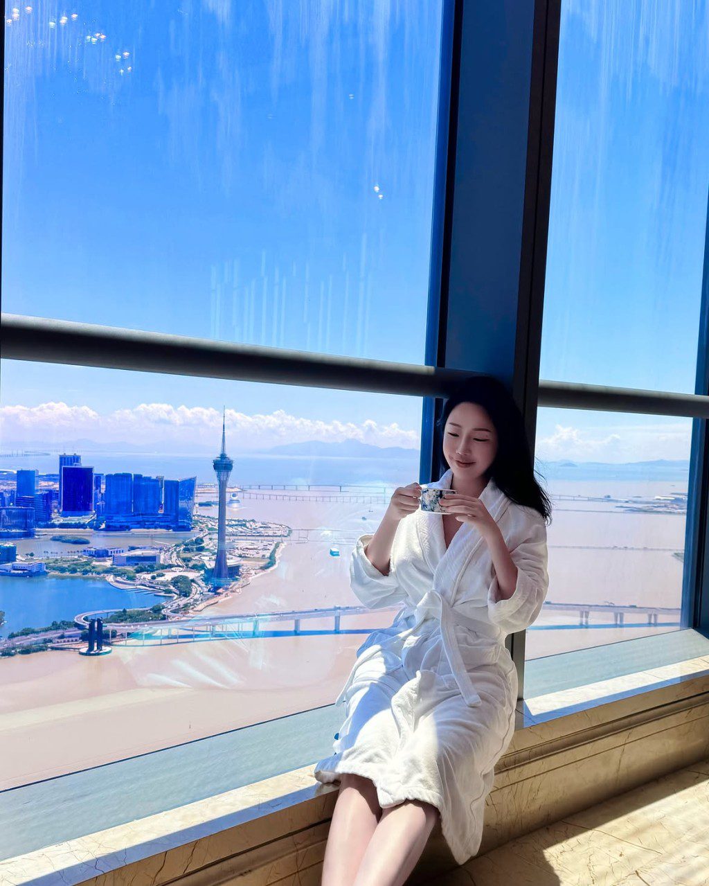崔碧珈身穿浴袍的造型相當吸睛。