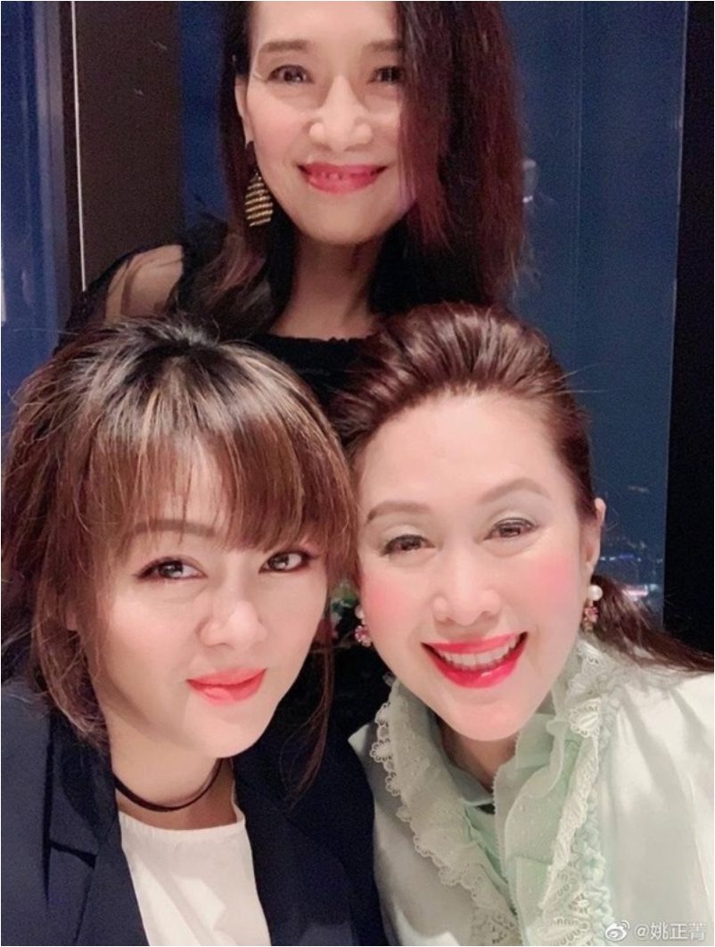 姚正菁與不少前藝人關係熟絡,例如王玉環(前排右)。