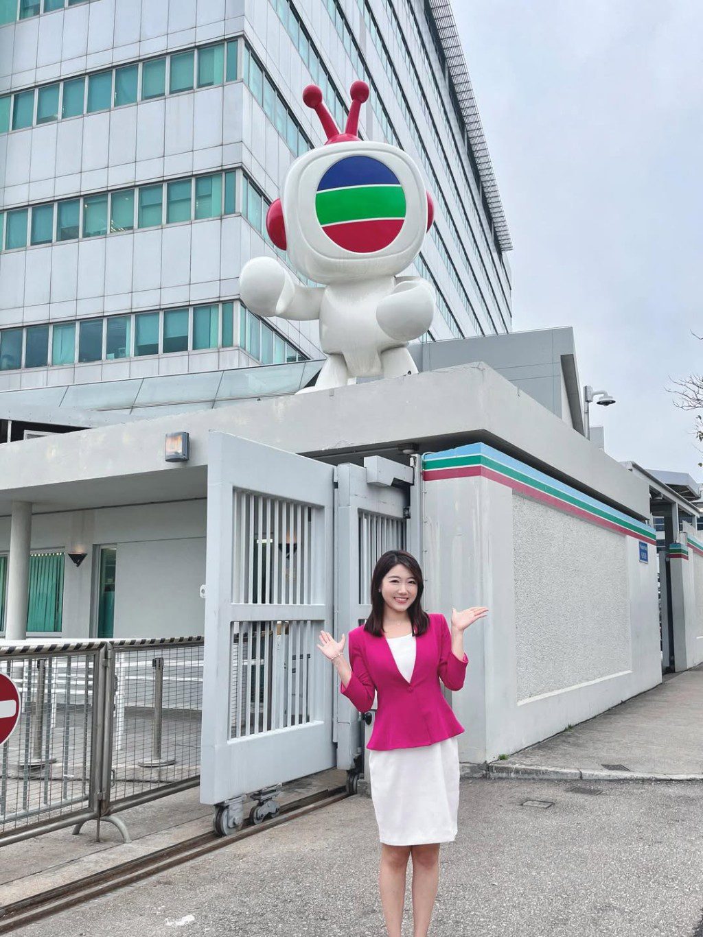 譚詩雅在TVB門外拍照留念。