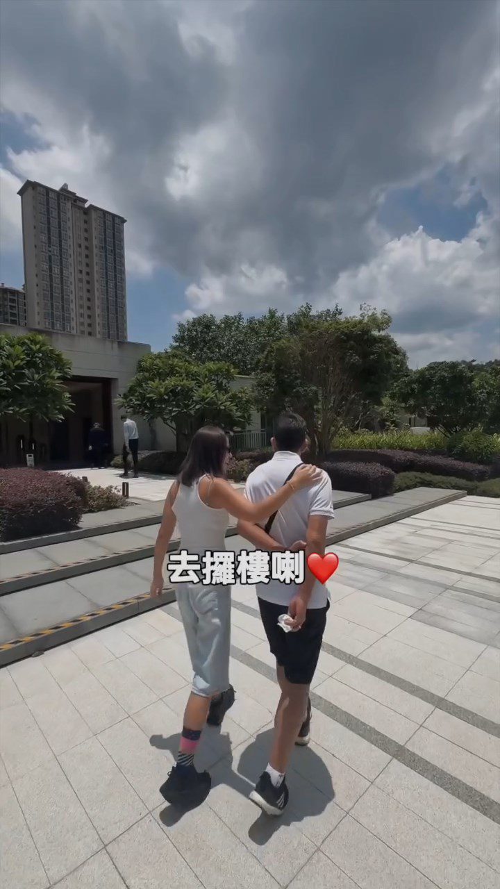 梁芷珮帶父親到內地收樓。