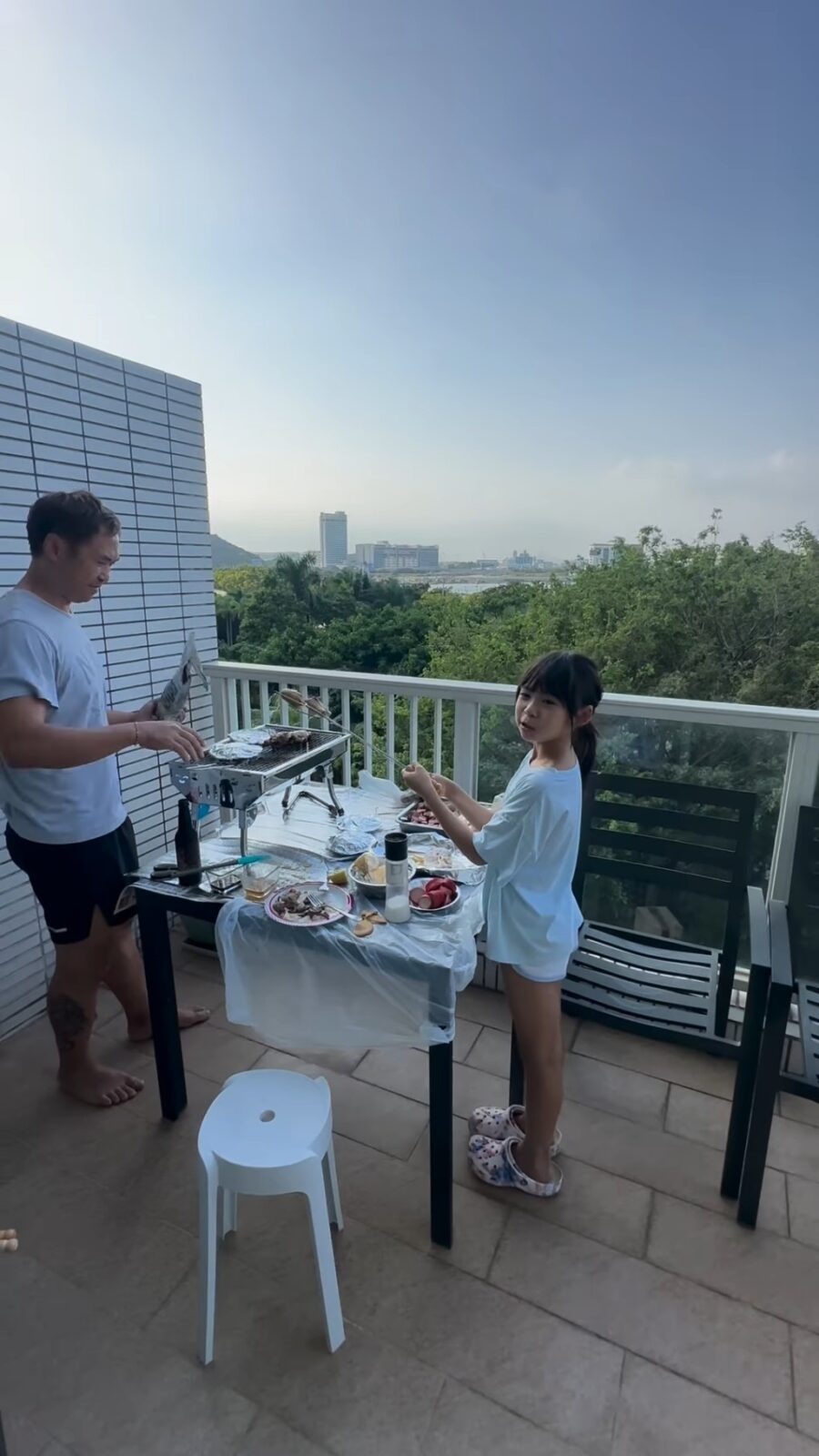 梁芷珮家的露台可以燒烤。