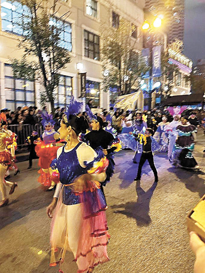 黑夜藝術遊行的隊伍各展其藝術才能。 本報檔案照梁敏育攝