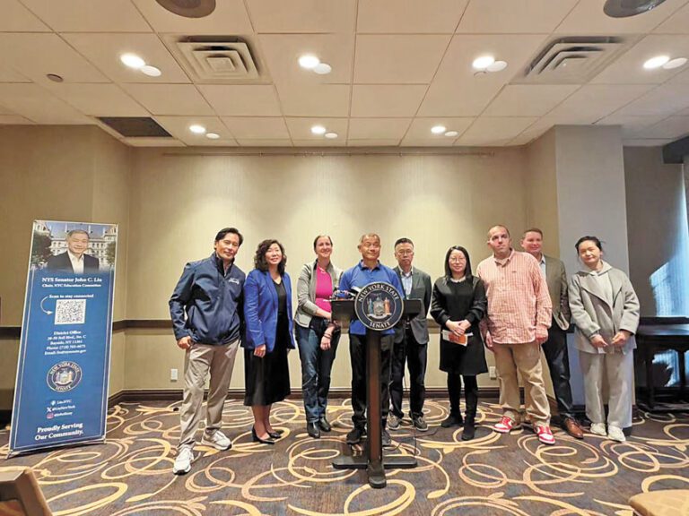 劉醇逸等民選介紹EBT卡升級安排，提醒商家及時更新收款設備，配合新卡發放，降低糧食券福利遭盜刷的風險。