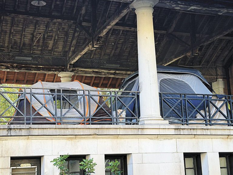 一千萬元的哥倫布公園涼亭修繕缺乏官員的監督，已成為流浪漢紥營之地。