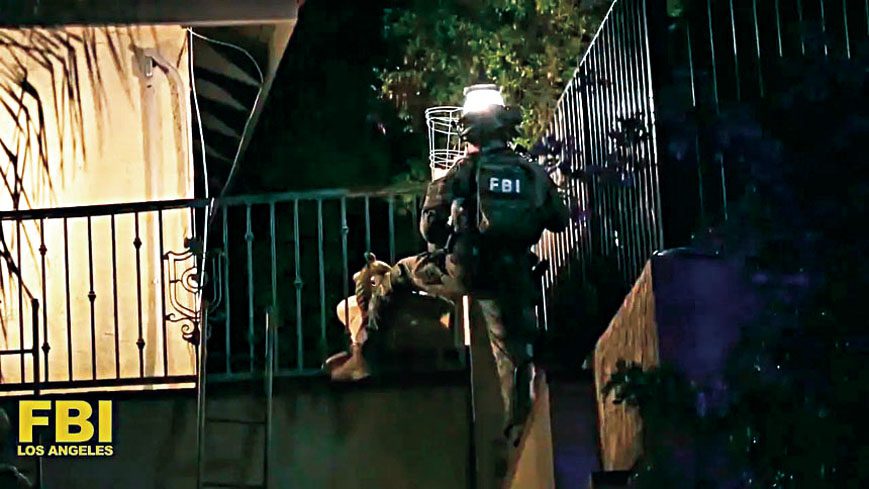 FBI特工10月在洛杉磯地區進行大規模醫療保健詐欺打擊行動，逮捕15名被告，涉案金額高達20億美元。FBI洛杉磯分局