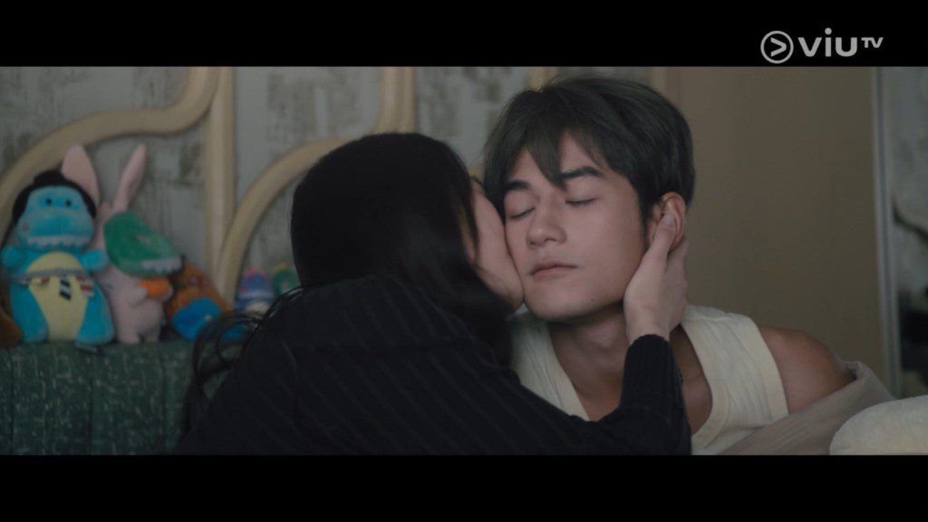 劇中林愷鈴親吻魏浚笙臉頰。