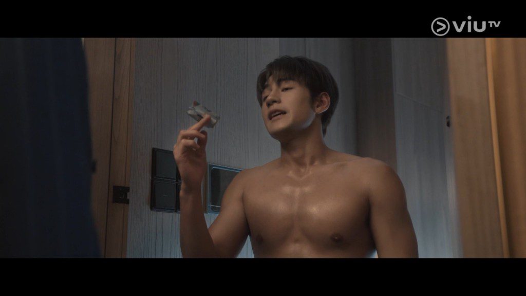 魏浚笙在劇中展現肌肉。