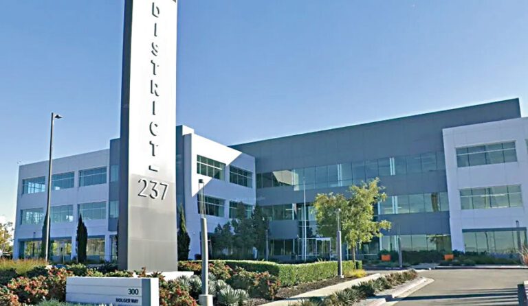 聖荷西市議會批准在Holger Way 300號辦公大樓營運數據中心。谷歌街景