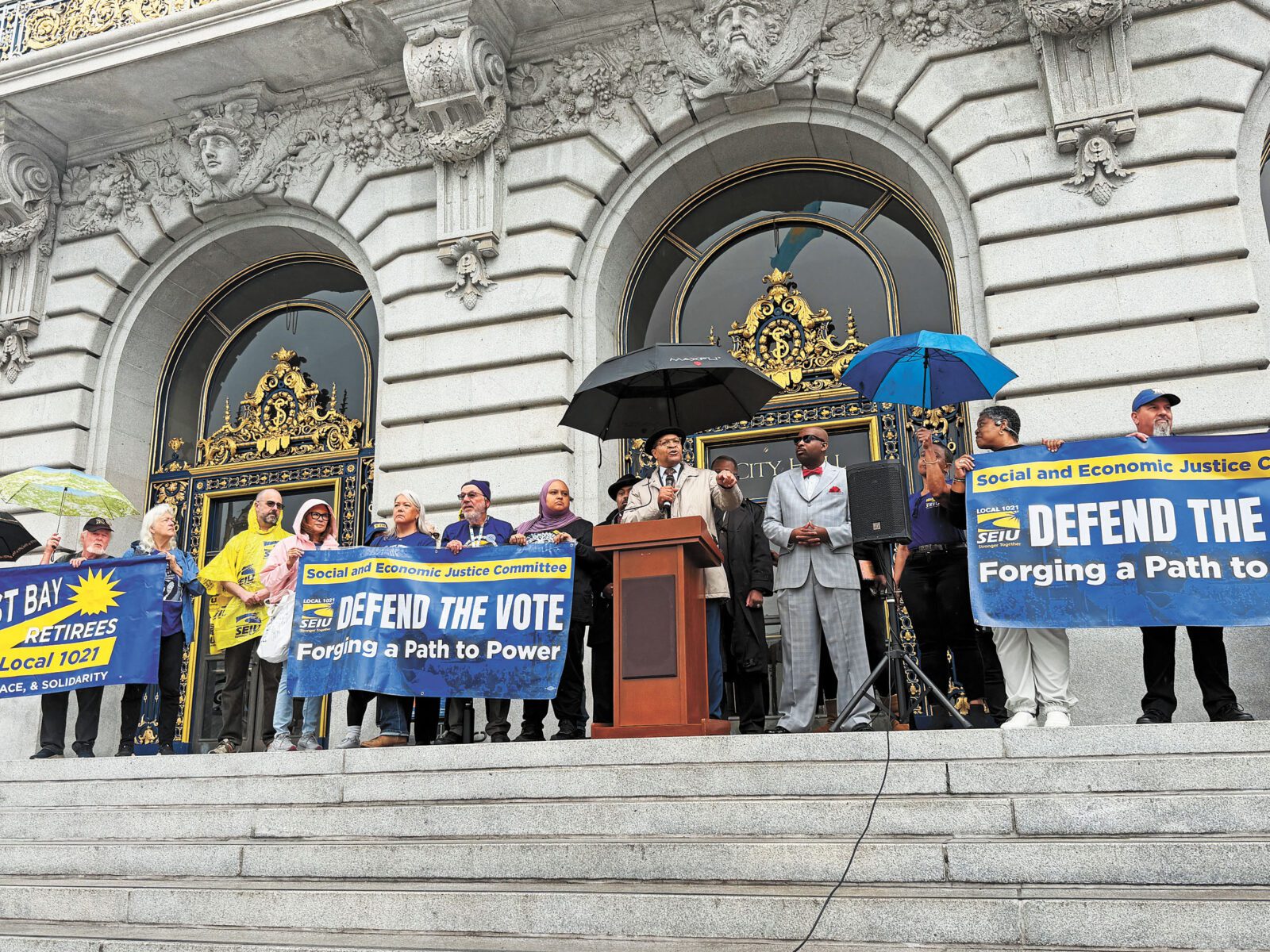 宗教界代表在「捍衛選票」集會上冒雨發言，呼籲社區團結、積極參與選舉。記者蘇婕雅攝