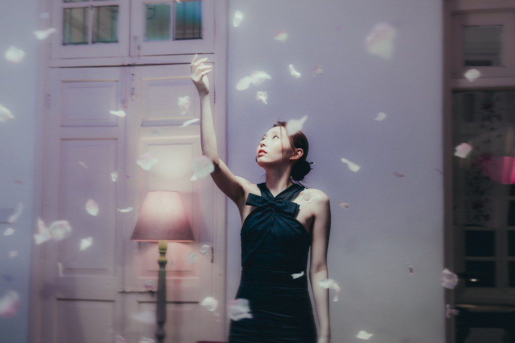 Ivy So以古典造型配合《葬花辭》的苦戀主題。