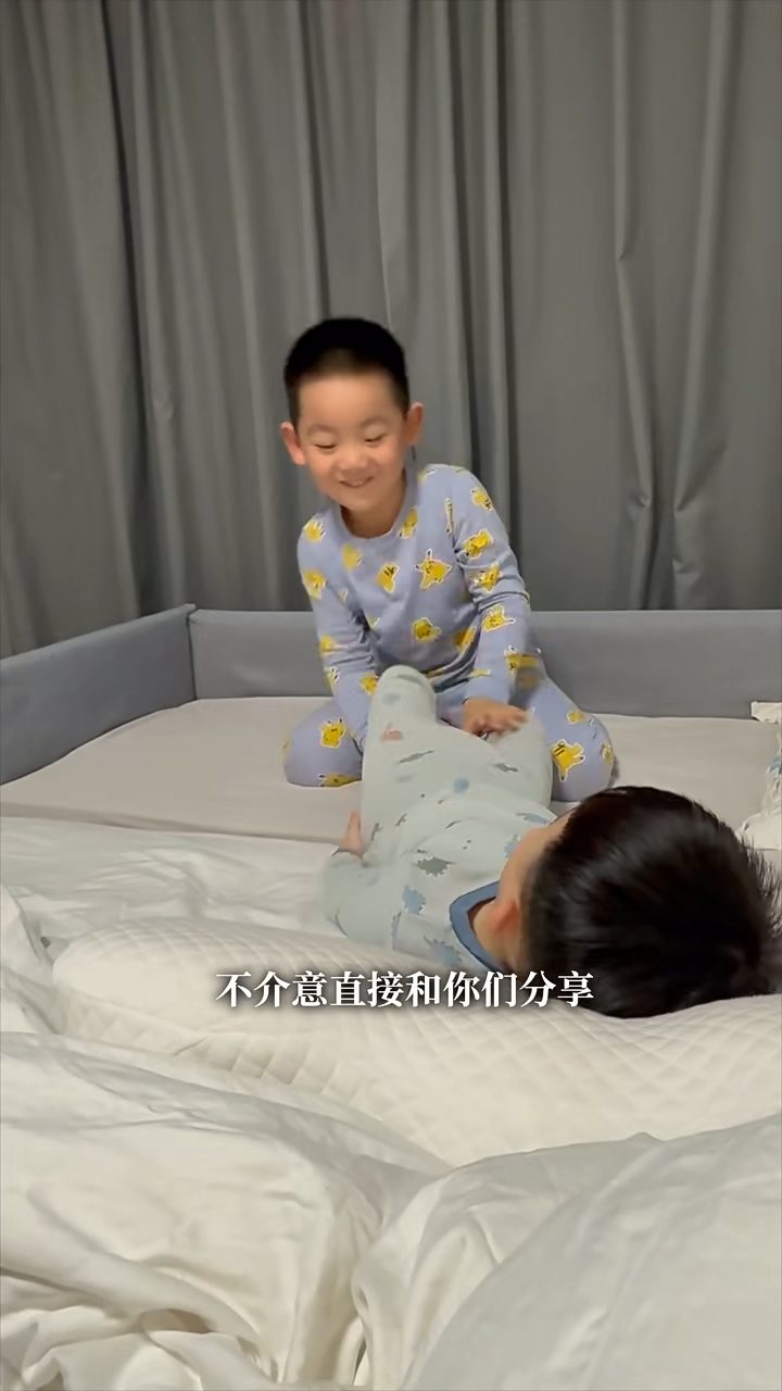 孩子們正在床上玩耍。