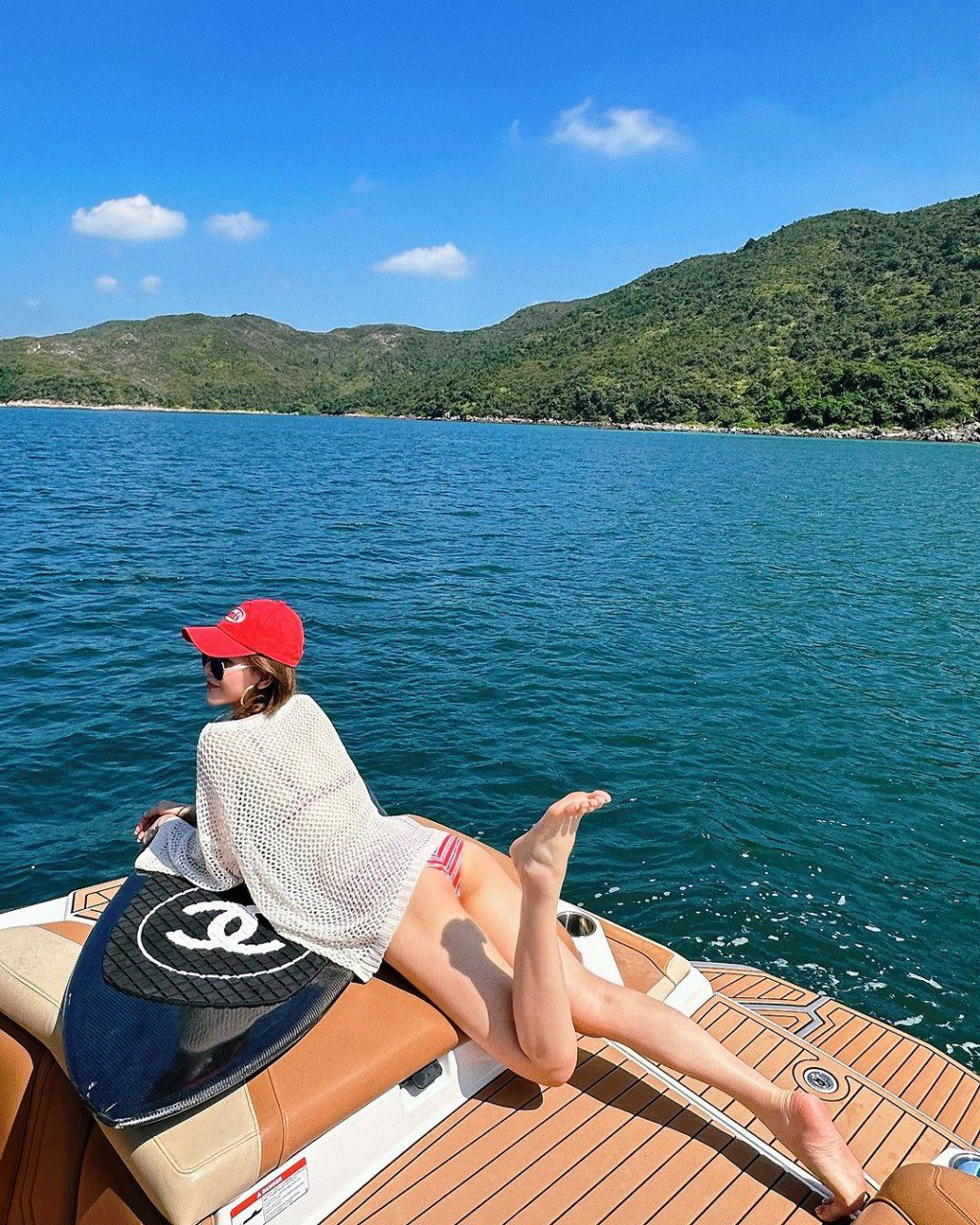 李彩華分享的照片中,美人配上美景,視覺效果十足。