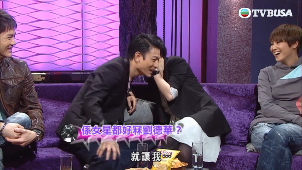 吳君如當時湊近劉德華耳邊，悄悄告知該女星的身份。