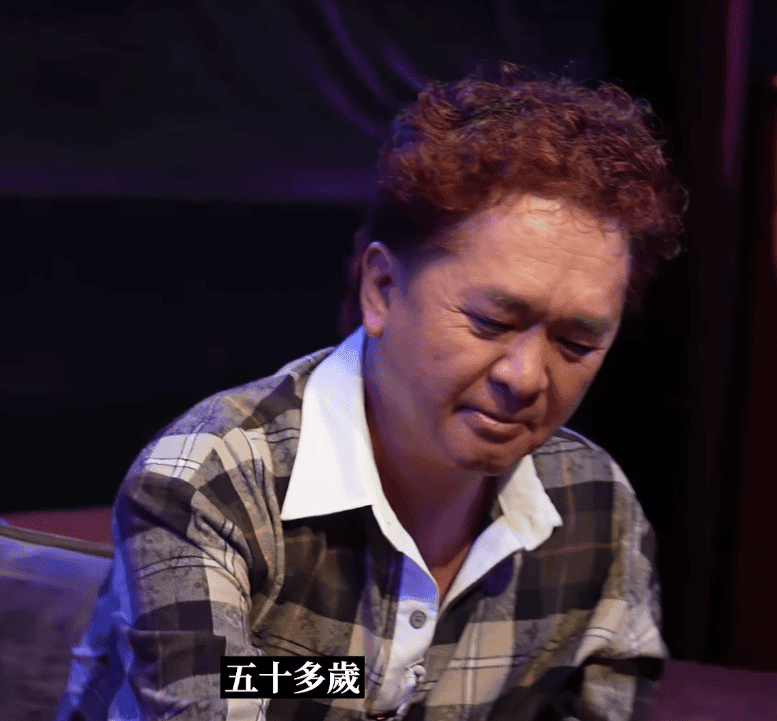 鄧兆尊指，這位女星現時五十多歲。