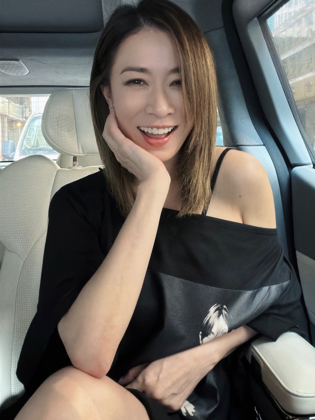 對於佘詩曼被網民猜測，鄧兆尊表示：「阿佘係男仔，係兄弟，佢自己私底下同邊個拍拖我唔理。」