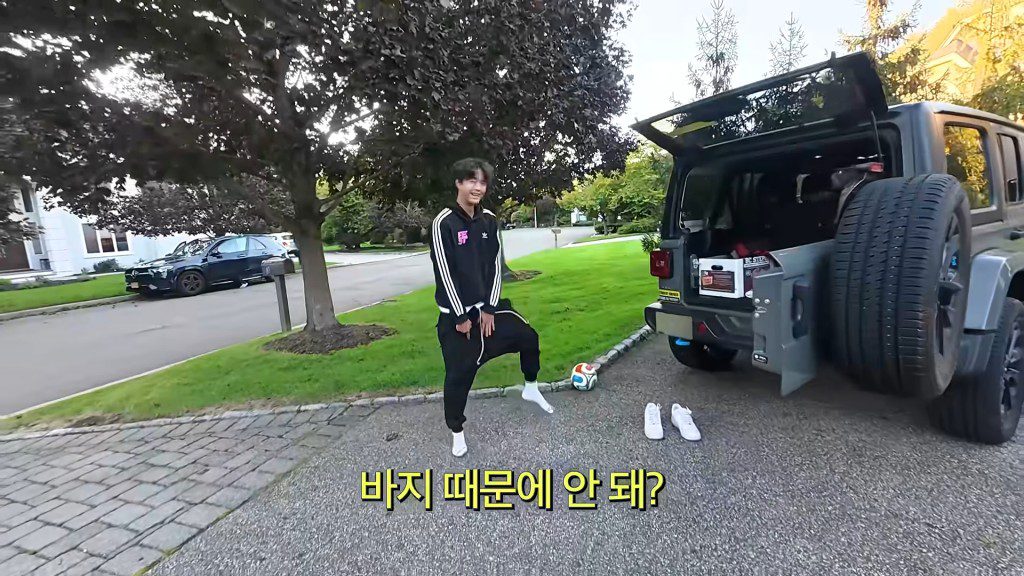 權祿熙的吉普車上放了不少足球用具。