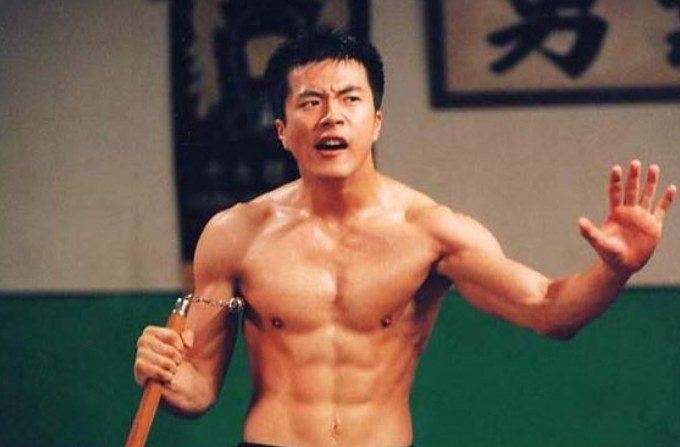 權相佑曾在作品中大秀六塊腹肌。