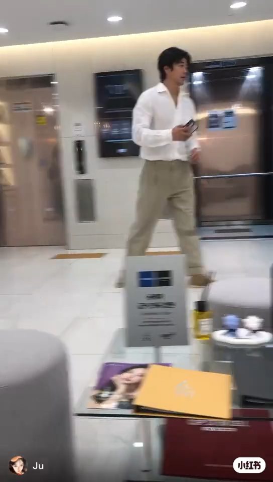權相佑兩年前被網民在韓國的皮膚科中心偶遇。