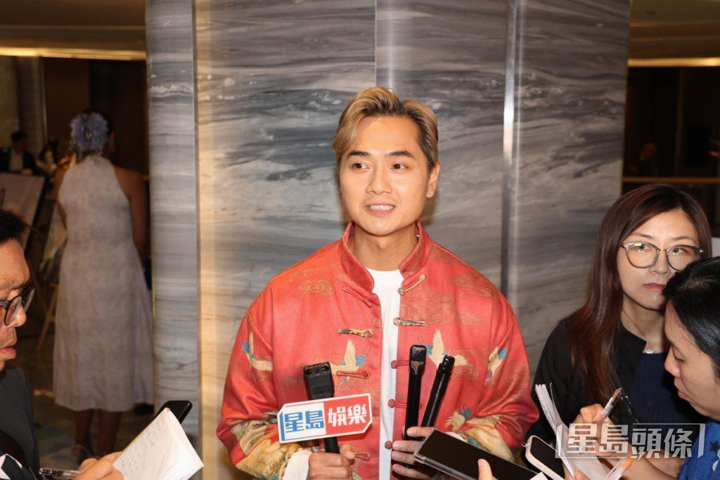 鄭俊弘在演出前接受傳媒訪問。