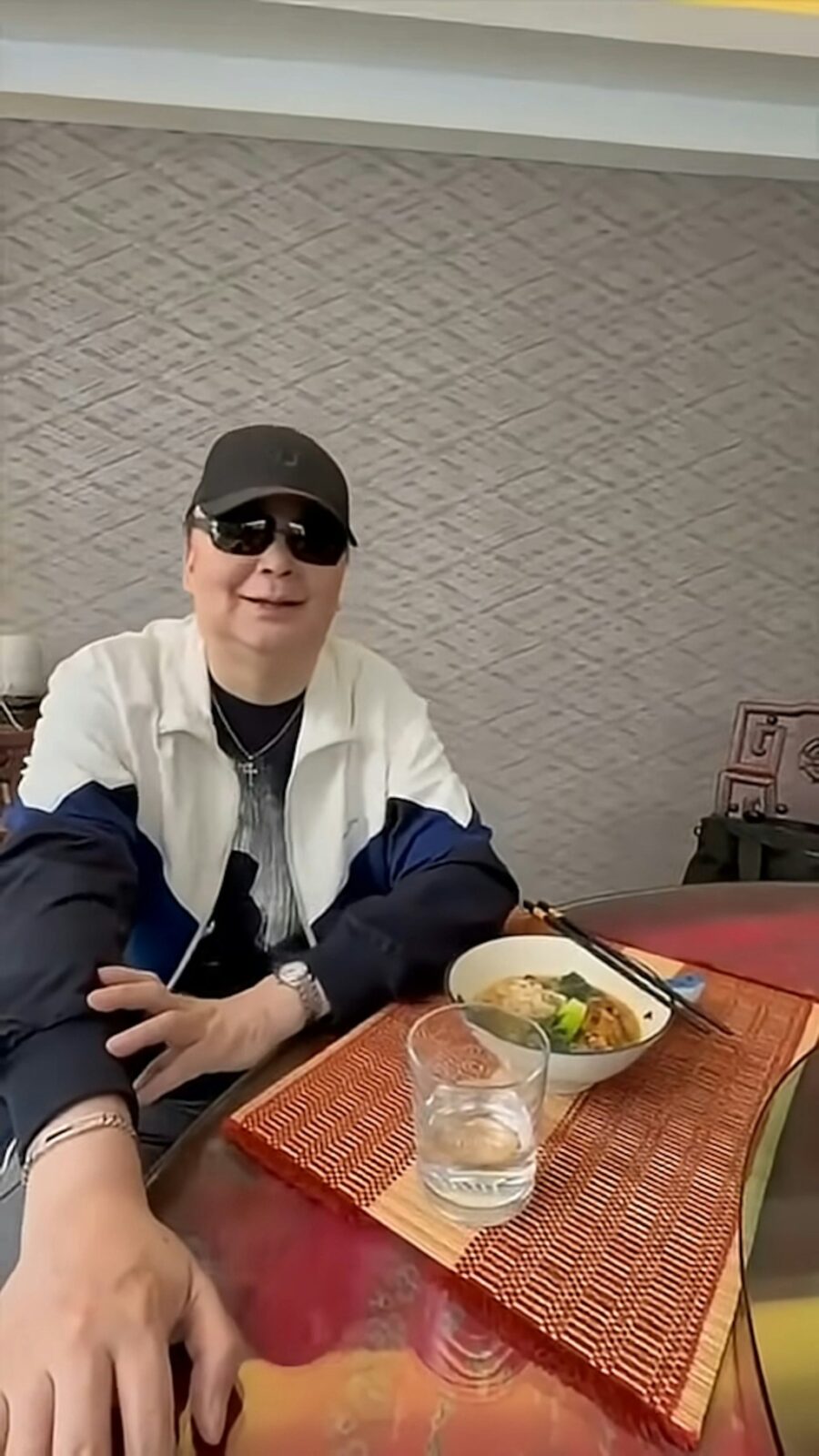 翁靜晶親自下廚,烹調粉麵招待蔡楓華。